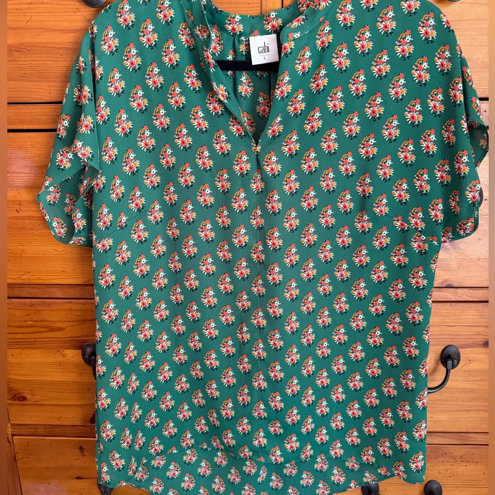 CAbi Style 3252 Stevie Green Floral Blouse Top Notch Neck - Picture 4 of 7